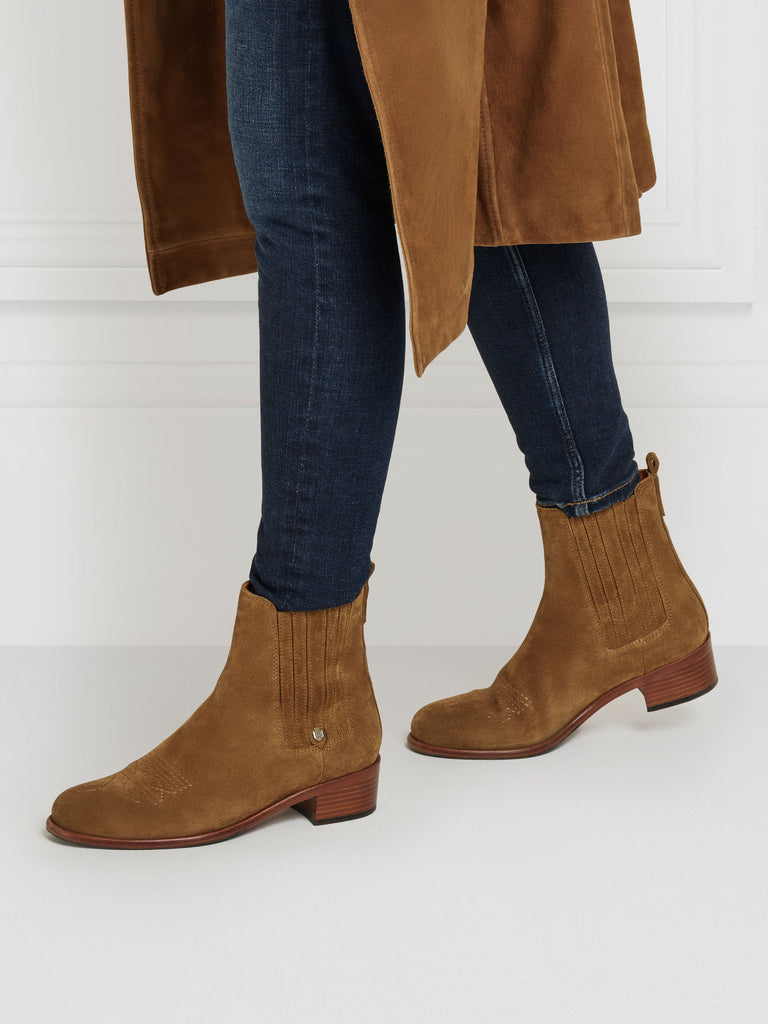 Flat tan chelsea hot sale boots womens